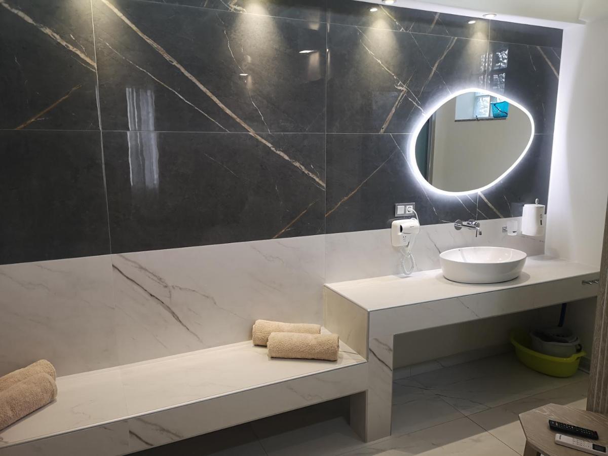 Amalia Deluxe Villas Vrasná エクステリア 写真